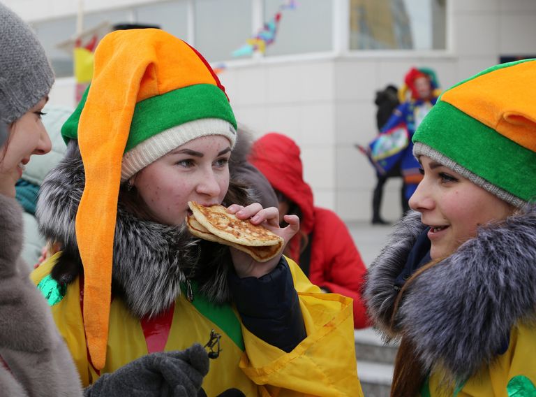 Участники кушают блины во время массового масленичного гуляния Блинно-сырное веселье в Белгороде Участники кушают блины во время массового масленичного гуляния Блинно-сырное веселье в Белгороде