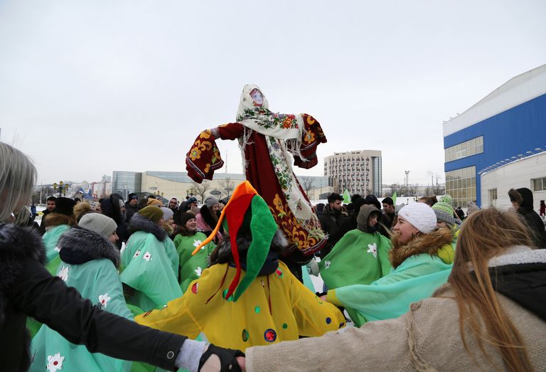 Участники принимают участие в хороводе во время массового масленичного гуляния Блинно-сырное веселье в Белгороде Участники принимают участие в хороводе во время массового масленичного гуляния Блинно-сырное веселье в Белгороде