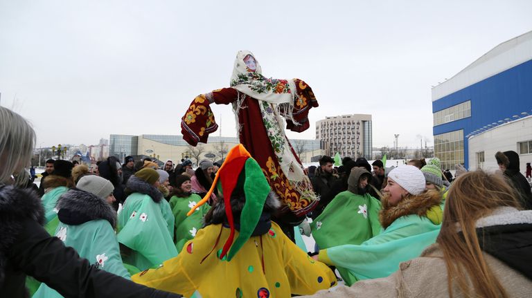Участники принимают участие в хороводе во время массового масленичного гуляния Блинно-сырное веселье в Белгороде Участники принимают участие в хороводе во время массового масленичного гуляния Блинно-сырное веселье в Белгороде
