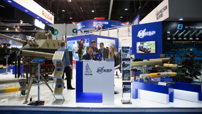 Стенд Ростеха на выставке IDEX-2017 в Абу-Даби. Архивное фото Стенд Ростеха на выставке IDEX-2017 в Абу-Даби. Архивное фото