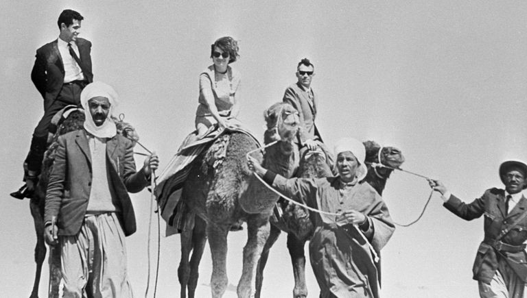 Валентина Николаева-Терешкова и Андриян Николаев в пустыне Сахара во время их пребывания в Алжире Валентина Николаева-Терешкова и Андриян Николаев в пустыне Сахара во время их пребывания в Алжире