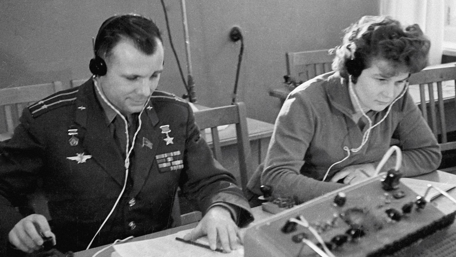 Летчики-космонавты Юрий Гагарин и Валентина Терешкова на занятиях в радиоклассе Летчики-космонавты Юрий Гагарин и Валентина Терешкова на занятиях в радиоклассе - РИА Новости, 1920, 14.04.2026