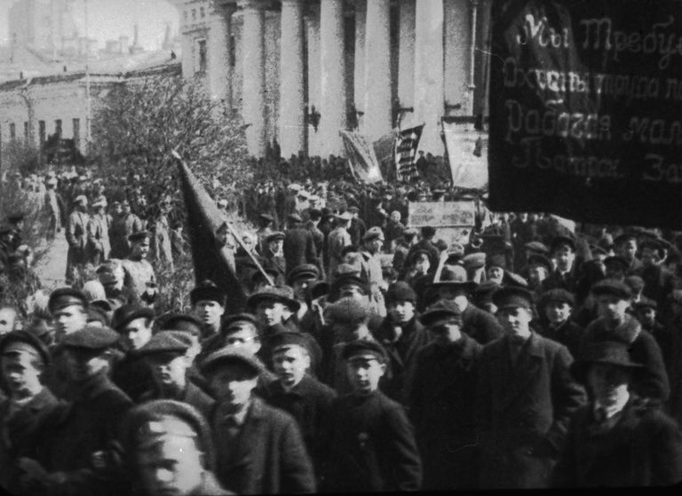 Демонстрация рабочей молодежи и учеников фабричных школ патронного завода с требованием охраны детского труда. Москва, 1917 год