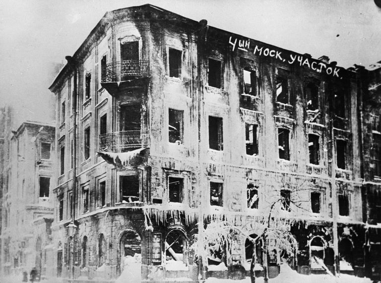 Сожженное здание 4-го полицейского участка в Петрограде в феврале 1917 года