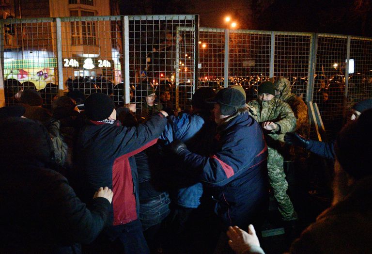 Участники акции протеста в Киеве, приуроченной к третьей годовщине событий на Майдане (площади Независимости) в 2014 году Участники акции протеста в Киеве, приуроченной к третьей годовщине событий на Майдане (площади Независимости) в 2014 году