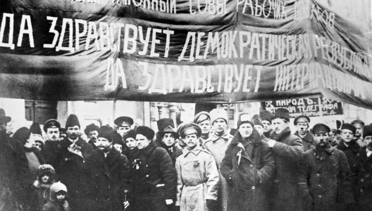 Члены Рогожского Совета рабочих депутатов на демонстрации. 1917 год Члены Рогожского Совета рабочих депутатов на демонстрации. 1917 год
