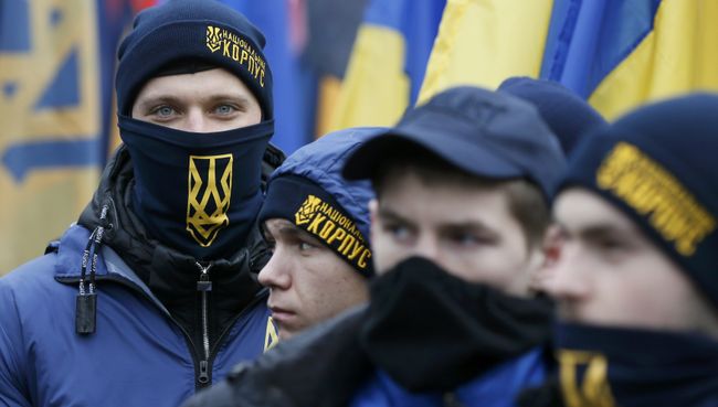 Активисты националистических организаций во время марша, приуроченного к третьей годовщине гибели людей в центре Киева в 2014 году. 22 февраля 2017 Активисты националистических организаций во время марша, приуроченного к третьей годовщине гибели людей в центре Киева в 2014 году. 22 февраля 2017