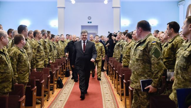 Президент Украины Петр Порошенко на оперативных сборах руководящего штаба Вооруженных сил Украины в Киеве. 22 февраля 2017 Президент Украины Петр Порошенко на оперативных сборах руководящего штаба Вооруженных сил Украины в Киеве. 22 февраля 2017