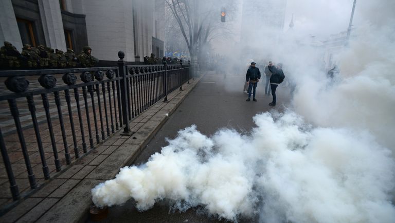Представители националистических организаций во время митинга в центре Киева Представители националистических организаций во время митинга в центре Киева