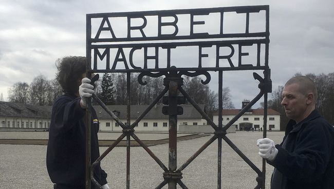 Украденные ворота с кованой надписью Труд освобождает (Arbeit macht frei) доставлены в мемориальный комплекс Дахау. 22 февраля 2017 Украденные ворота с кованой надписью Труд освобождает (Arbeit macht frei) доставлены в мемориальный комплекс Дахау. 22 февраля 2017
