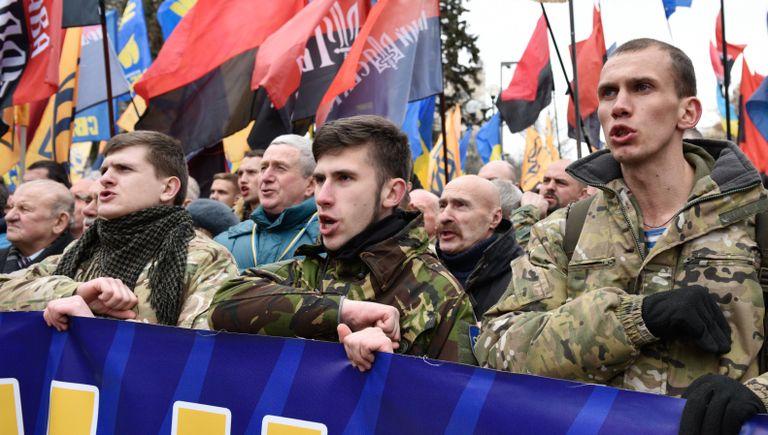 Представители националистических организаций во время митинга в центре Киева Представители националистических организаций во время митинга в центре Киева