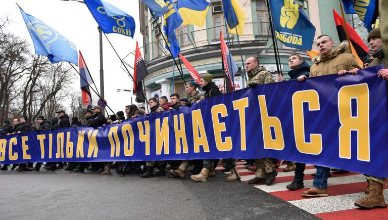 Представители националистических организаций во время марша в центре Киева Представители националистических организаций во время марша в центре Киева