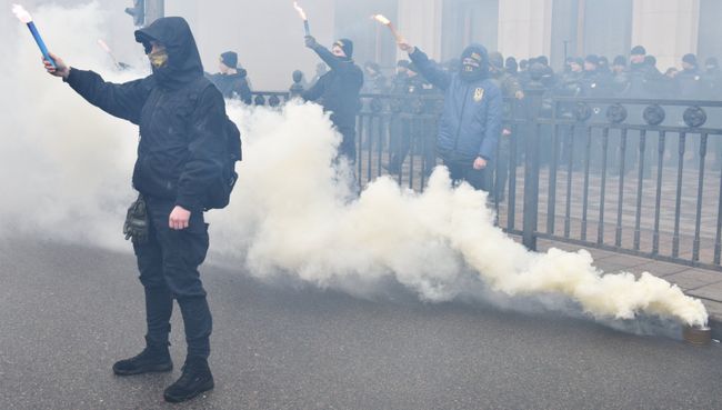 Представители националистических организаций во время митинга в центре Киева. Архивное фото Представители националистических организаций во время митинга в центре Киева. Архивное фото
