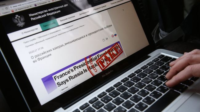Антифейковый проект сайта МИД РФ на экране компьютера. Архивное фото Антифейковый проект сайта МИД РФ на экране компьютера. Архивное фото