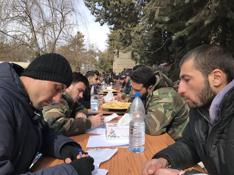 Боевики пишут личные данные и оставляют отпечатков пальцев во рамках процесса народного примирения в городе Сергая.