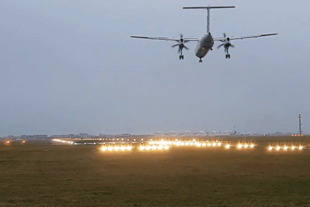 Жесткая посадка самолета в аэропорту Амстердама попала на видео Жесткая посадка самолета в аэропорту Амстердама попала на видео