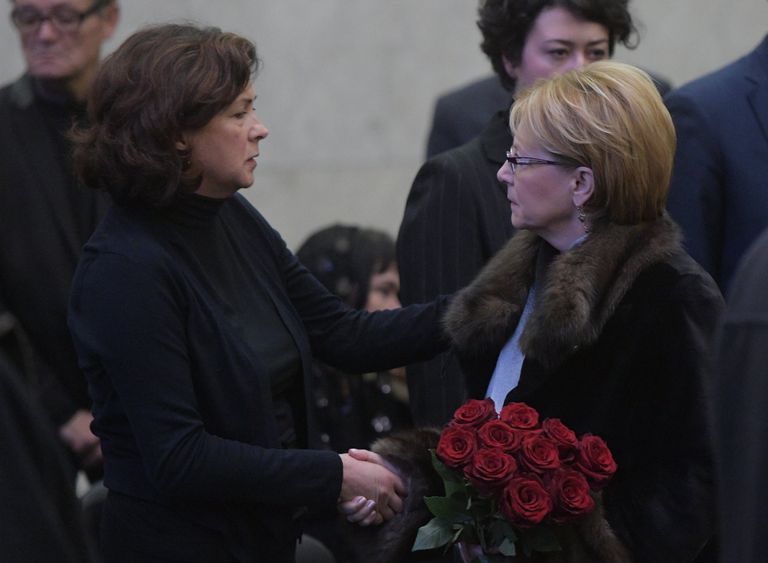 Вдова В.Чуркина Ирина Чуркина и министр здравоохранения РФ Вероника Скворцова на церемонии прощания с постоянным представителем РФ при ООН Виталием Чуркиным