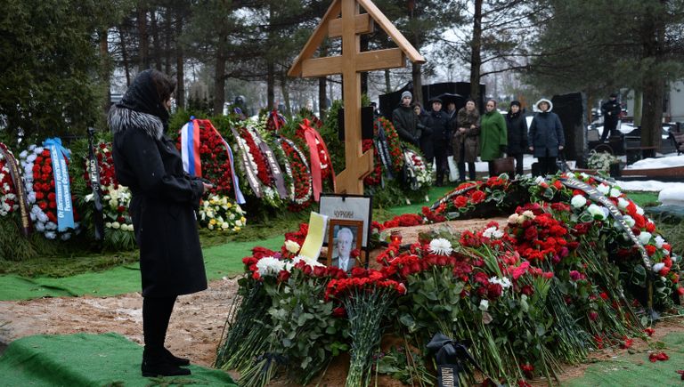 У могилы постоянного представителя РФ при ООН Виталия Чуркина после церемонии похорон на Троекуровском кладбище У могилы постоянного представителя РФ при ООН Виталия Чуркина после церемонии похорон на Троекуровском кладбище