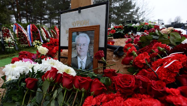 Портрет на могиле постоянного представителя РФ при ООН Виталия Чуркина после церемонии похорон на Троекуровском кладбище Портрет на могиле постоянного представителя РФ при ООН Виталия Чуркина после церемонии похорон на Троекуровском кладбище