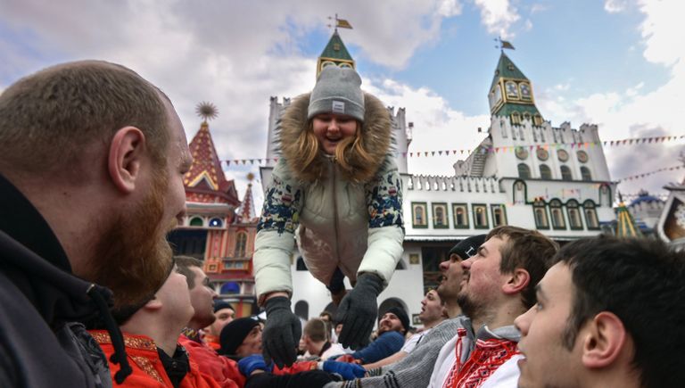 Посетители во время празднования Масленицы в Центре русской культуры Кремль в Измайлово Посетители во время празднования Масленицы в Центре русской культуры Кремль в Измайлово