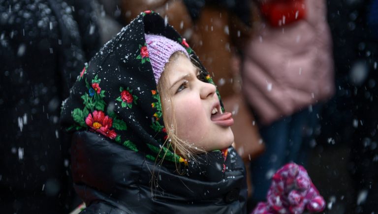 Девочка во время празднования Масленицы в Центре русской культуры Кремль в Измайлово Девочка во время празднования Масленицы в Центре русской культуры Кремль в Измайлово