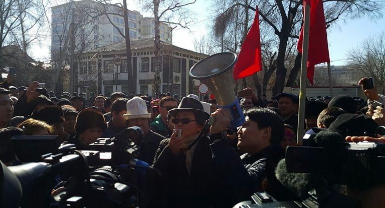 Митинг у здания ГКНБ сторонников задержанного депутата Текебаева в Бишкеке Митинг у здания ГКНБ сторонников задержанного депутата Текебаева в Бишкеке