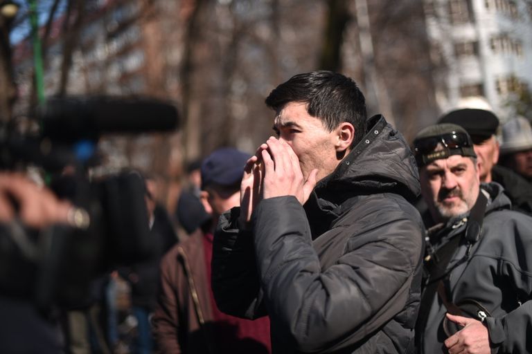 Митинг у здания ГКНБ сторонников задержанного депутата Текебаева в Бишкеке Митинг у здания ГКНБ сторонников задержанного депутата Текебаева в Бишкеке