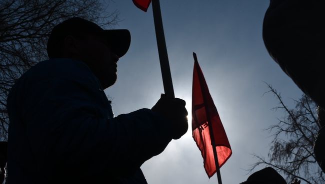 Митинг у здания ГКНБ сторонников задержанного депутата Текебаева в Бишкеке. Архивное фото Митинг у здания ГКНБ сторонников задержанного депутата Текебаева в Бишкеке. Архивное фото