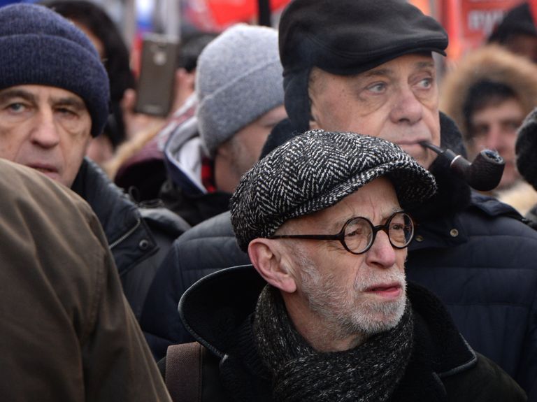 Писатель Лев Рубинштейн на марше памяти Бориса Немцова, приуроченного ко второй годовщине убийства политика Писатель Лев Рубинштейн на марше памяти Бориса Немцова, приуроченного ко второй годовщине убийства политика