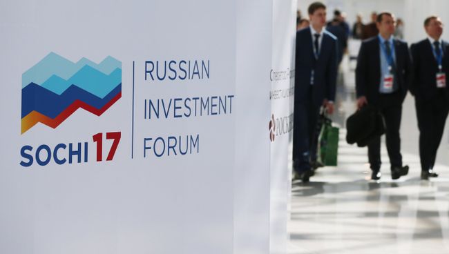 Баннер с символикой Российского инвестиционного форума в Сочи. Архивное фото Баннер с символикой Российского инвестиционного форума в Сочи. Архивное фото