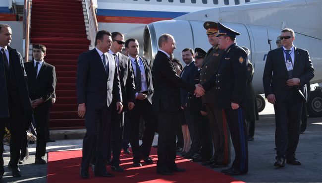 Президент РФ Владимир Путин во время церемонии встречи в аэропорту Душанбе. 27 февраля 2017 Президент РФ Владимир Путин во время церемонии встречи в аэропорту Душанбе. 27 февраля 2017