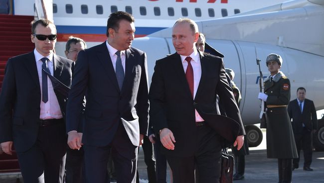 Президент РФ Владимир Путин во время церемонии встречи в аэропорту Душанбе. 27 февраля 2017 Президент РФ Владимир Путин во время церемонии встречи в аэропорту Душанбе. 27 февраля 2017