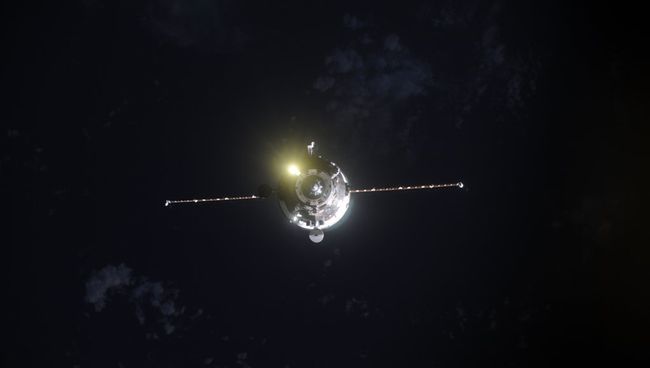 Фотография причаливающего космического грузовика Прогресс МС-05 от космонавта Андрея Борисенко. Архивное фотоФотография причаливающего космического грузовика Прогресс МС-05 от космонавта Андрея Борисенко