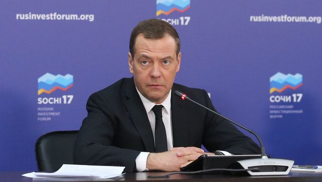 Председатель правительства РФ Дмитрий Медведев во время встречи с представителями российских деловых кругов в рамках Российского инвестиционного форума. 27 февраля 2017 Председатель правительства РФ Дмитрий Медведев во время встречи с представителями российских деловых кругов в рамках Российского инвестиционного форума. 27 февраля 2017