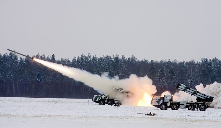 Боевой пуск реактивных систем залпового огня Смерч на полигоне под Барановичами 