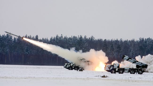 Боевой пуск реактивных систем залпового огня Смерч. Архивное фото Боевой пуск реактивных систем залпового огня Смерч. Архивное фото