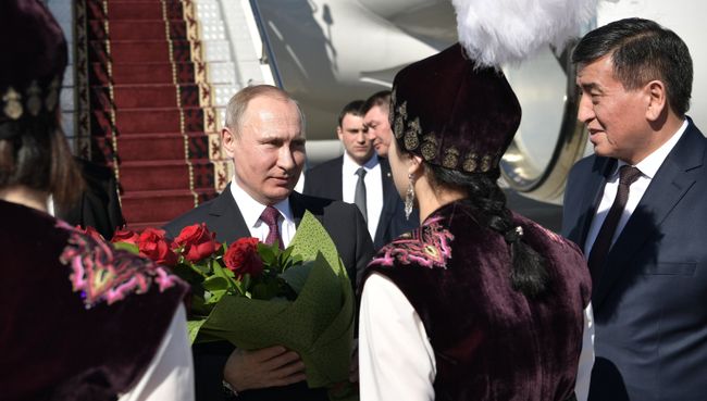 Президент РФ Владимир Путин во время встречи в аэропорту Манас в Бишкеке. 28 февраля 2017 Президент РФ Владимир Путин во время встречи в аэропорту Манас в Бишкеке. 28 февраля 2017