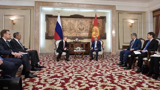 Президент РФ Владимир Путин и президент Киргизии Алмазбек Атамбаев во время встречи в резиденции Ала-Арча в Бишкеке. 28 февраля 2017 Президент РФ Владимир Путин и президент Киргизии Алмазбек Атамбаев во время встречи в резиденции Ала-Арча в Бишкеке. 28 февраля 2017