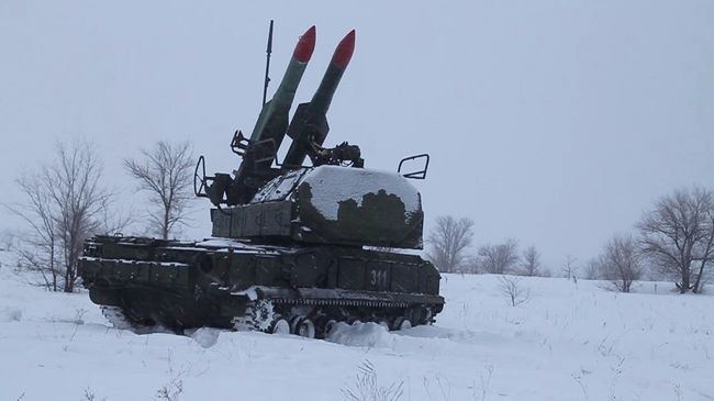 Поднятые по тревоге зенитчики уничтожили авиацию врага на учениях в Оренбуржье Поднятые по тревоге зенитчики уничтожили авиацию врага на учениях в Оренбуржье