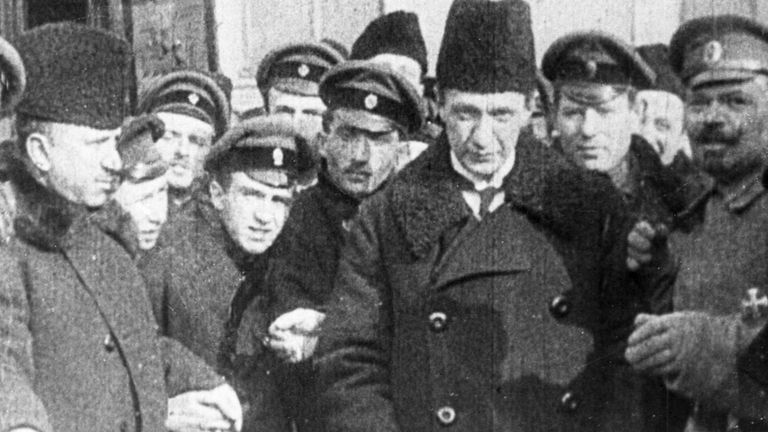 Александр Федорович Керенский (в центре в папахе), министр юстиции Всероссийского Временного Правительства, среди военных. Александр Федорович Керенский (в центре в папахе), министр юстиции Всероссийского Временного Правительства, среди военных.
