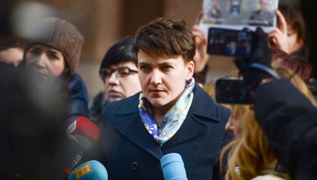 Надежда Савченко во время брифинга на Софийской площади в Киеве Надежда Савченко во время брифинга на Софийской площади в Киеве