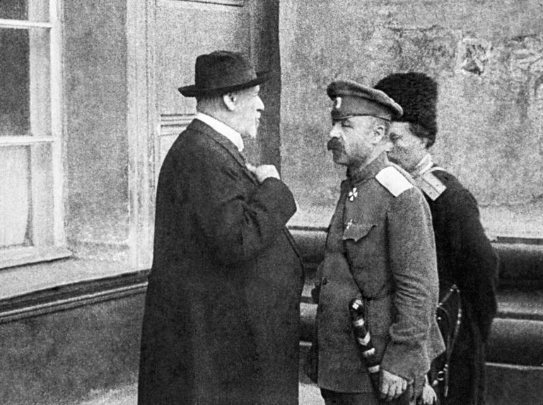 Председатель Государственной Думы Михаил Владимирович Родзянко, генерал Алексей Максимович Каледин и Атаман Терского казачьего войска, генерал-майор Михаил Александрович Караулов Председатель Государственной Думы Михаил Владимирович Родзянко, генерал Алексей Максимович Каледин и Атаман Терского казачьего войска, генерал-майор Михаил Александрович Караулов