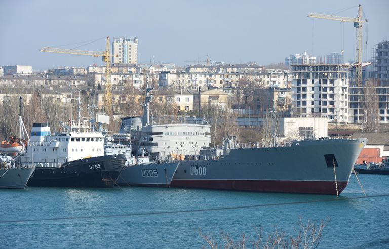 Спасательное буксирное судно Кременец, корвет Луцк и корабль управления Донбасс ВМС Украины в Стрелецкой бухте Севастополя. 2014 год Спасательное буксирное судно Кременец, корвет Луцк и корабль управления Донбасс ВМС Украины в Стрелецкой бухте Севастополя. 2014 год