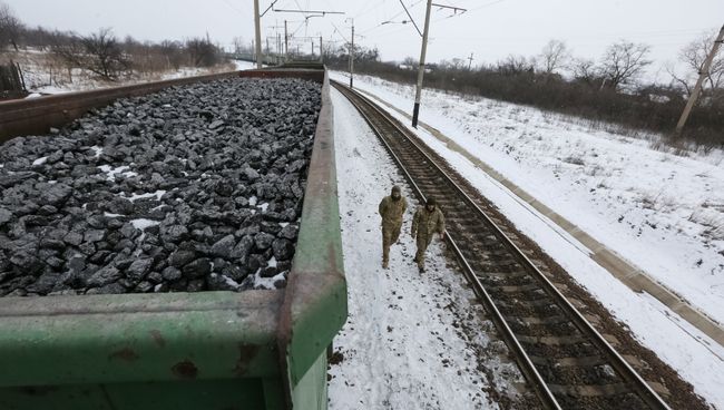 Участники торговой блокады Донбасса рядом с составом, груженым углем, на станции Кривой Торец в Донецкой области Участники торговой блокады Донбасса рядом с составом, груженым углем, на станции Кривой Торец в Донецкой области