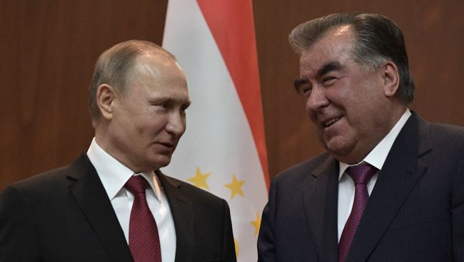 Президент РФ Владимир Путин и президент Республики Таджикистан Эмомали Рахмон во время подписания совместных документов по итогам российско-таджикских переговоров в Душанбе. 27 февраля 2017 года Президент РФ Владимир Путин и президент Республики Таджикистан Эмомали Рахмон во время подписания совместных документов по итогам российско-таджикских переговоров в Душанбе. 27 февраля 2017 года