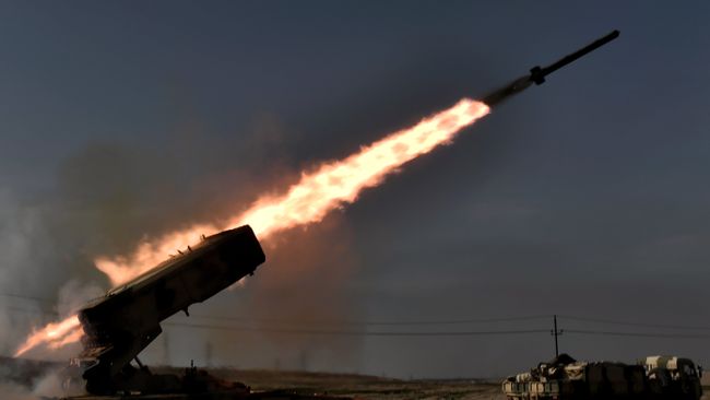 Иракские военные ведут обстрел позиций террорстов ИГ в окрестностях Мосул. 28 февраля 2017 Иракские военные ведут обстрел позиций террорстов ИГ в окрестностях Мосул. 28 февраля 2017