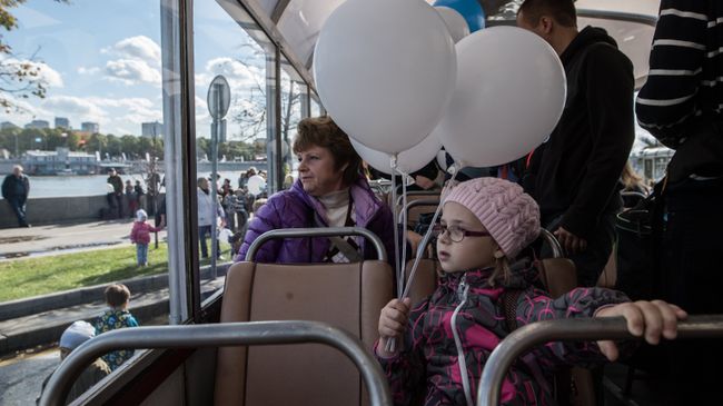 Пассажиры в салоне ретро-троллейбуса во время праздника московского троллейбуса. Архивное фото Пассажиры в салоне ретро-троллейбуса во время праздника московского троллейбуса. Архивное фото