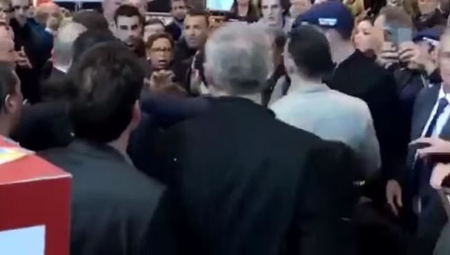 Неизвестный швырнул яйцо в Эммануэля Макрона. Стоп-кадр с видео Неизвестный швырнул яйцо в Эммануэля Макрона. Стоп-кадр с видео