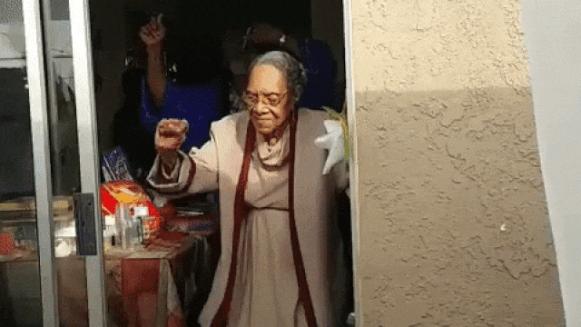 100-летняя бабуля пляшет. gif 100-летняя бабуля пляшет. gif