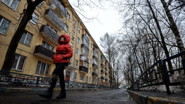 Пятиэтажный жилой дом в Москве. Архивное фото Пятиэтажный жилой дом в Москве. Архивное фото